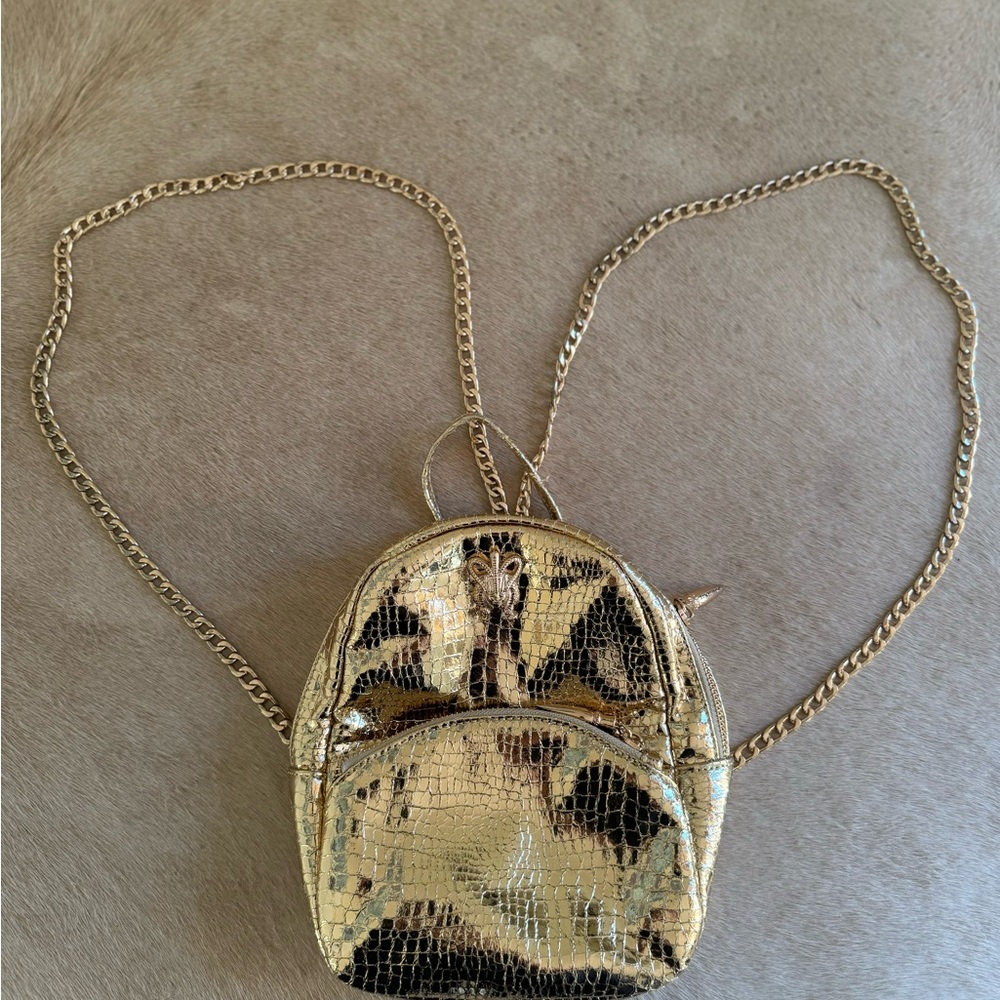Molten metals gold trend- Laurel Dewitt gold bag/backpack/metal - Picture 10 of 14